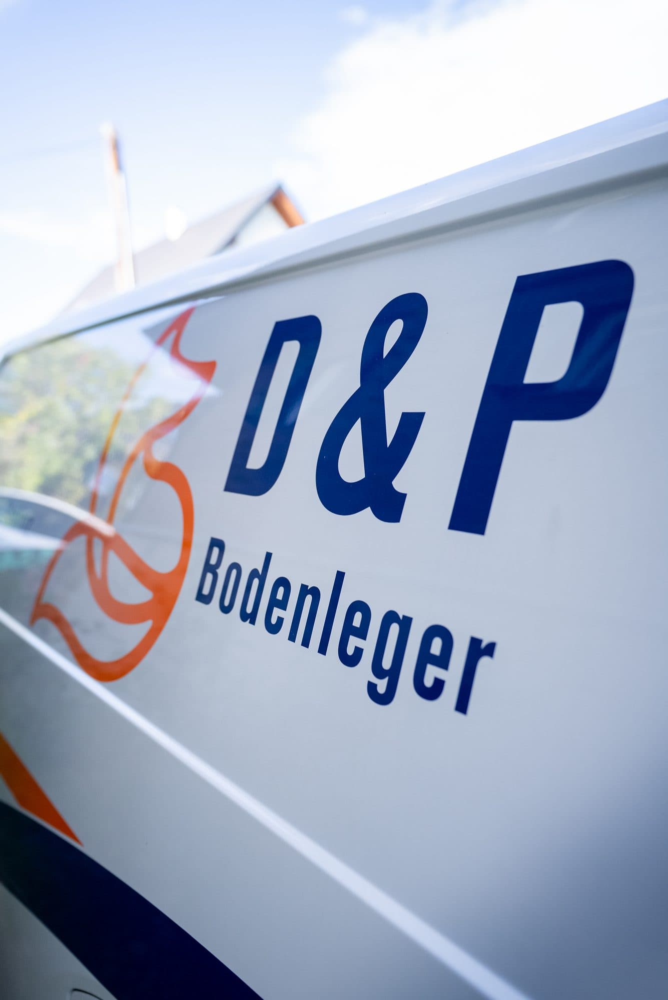 Firmenfahrzeug von D&P Bodenleger mit Logo-Beschriftung