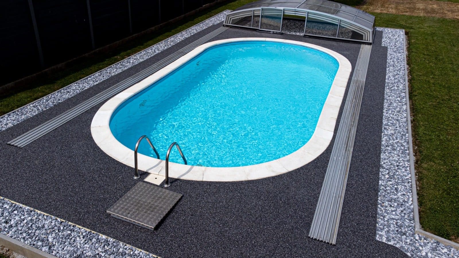 Steinteppich-Umrandung eines Pools mit sichtbaren Dehnfugen-Profilen