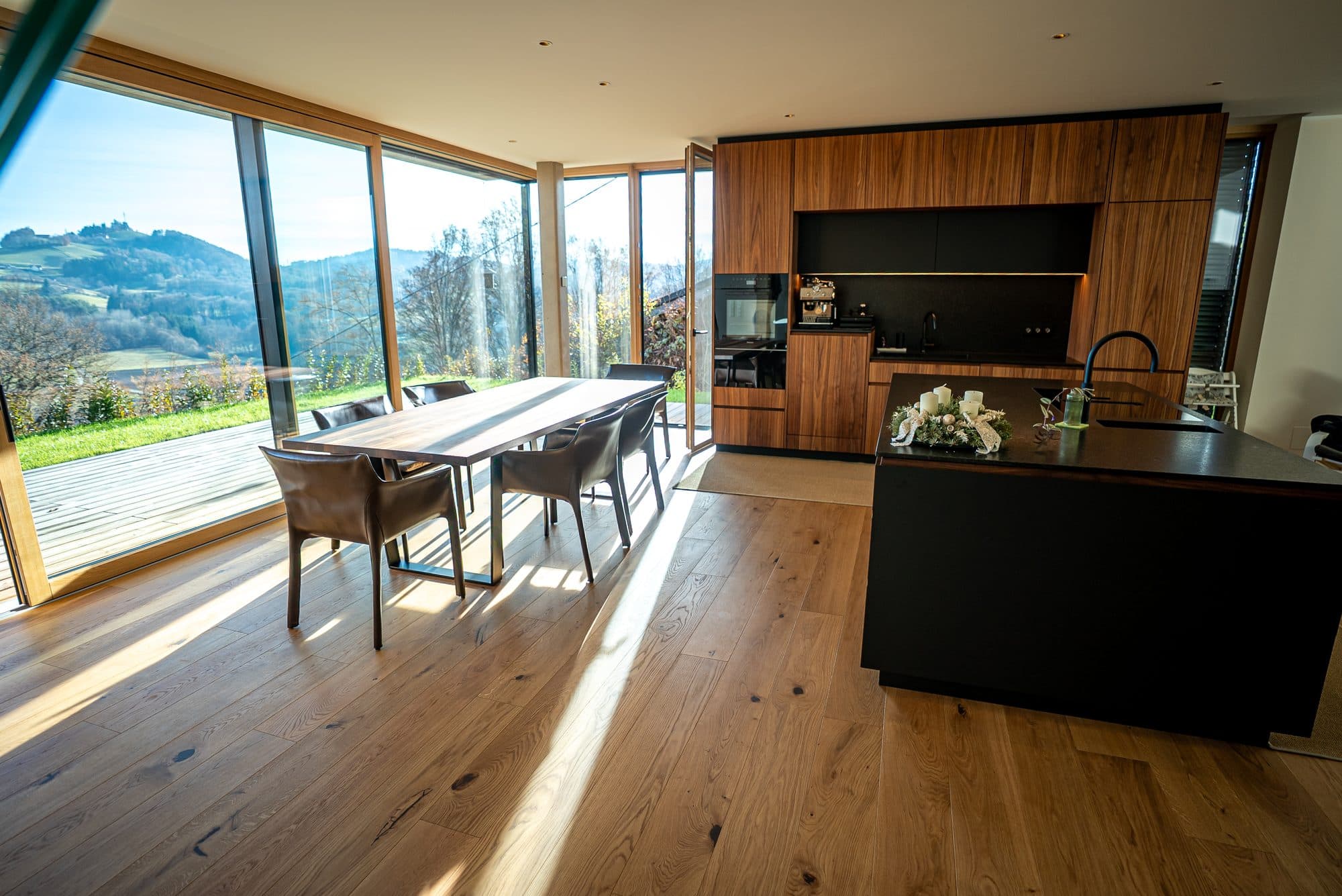 Modernes Wohnzimmer mit Eichenparkett und Panoramafenster