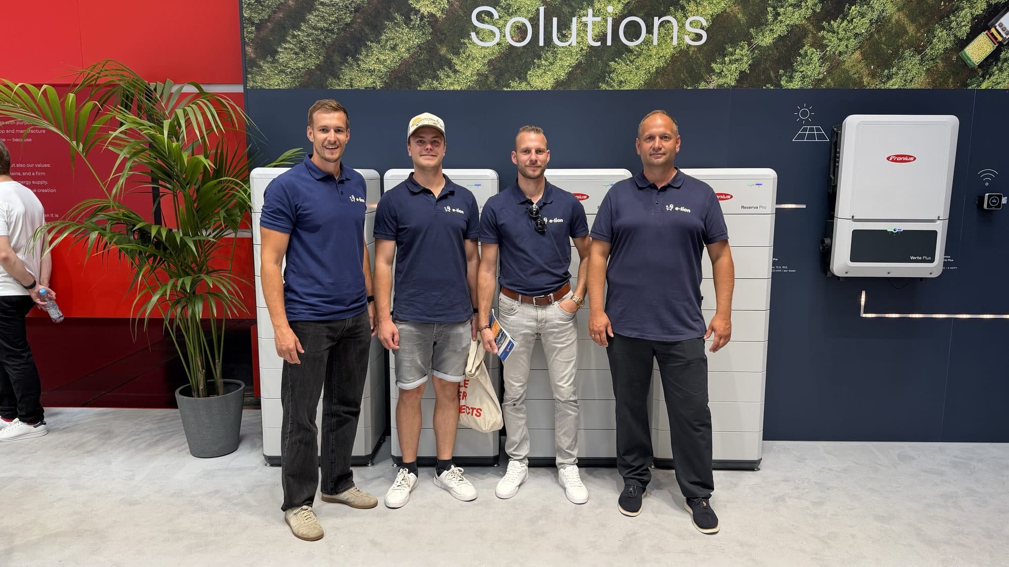 Das e-lion Team auf einer Fachmesse vor Batteriespeicher- und Wechselrichter-Systemen Das e-lion Team auf einer Fachmesse vor Batteriespeicher- und Wechselrichter-Systemen