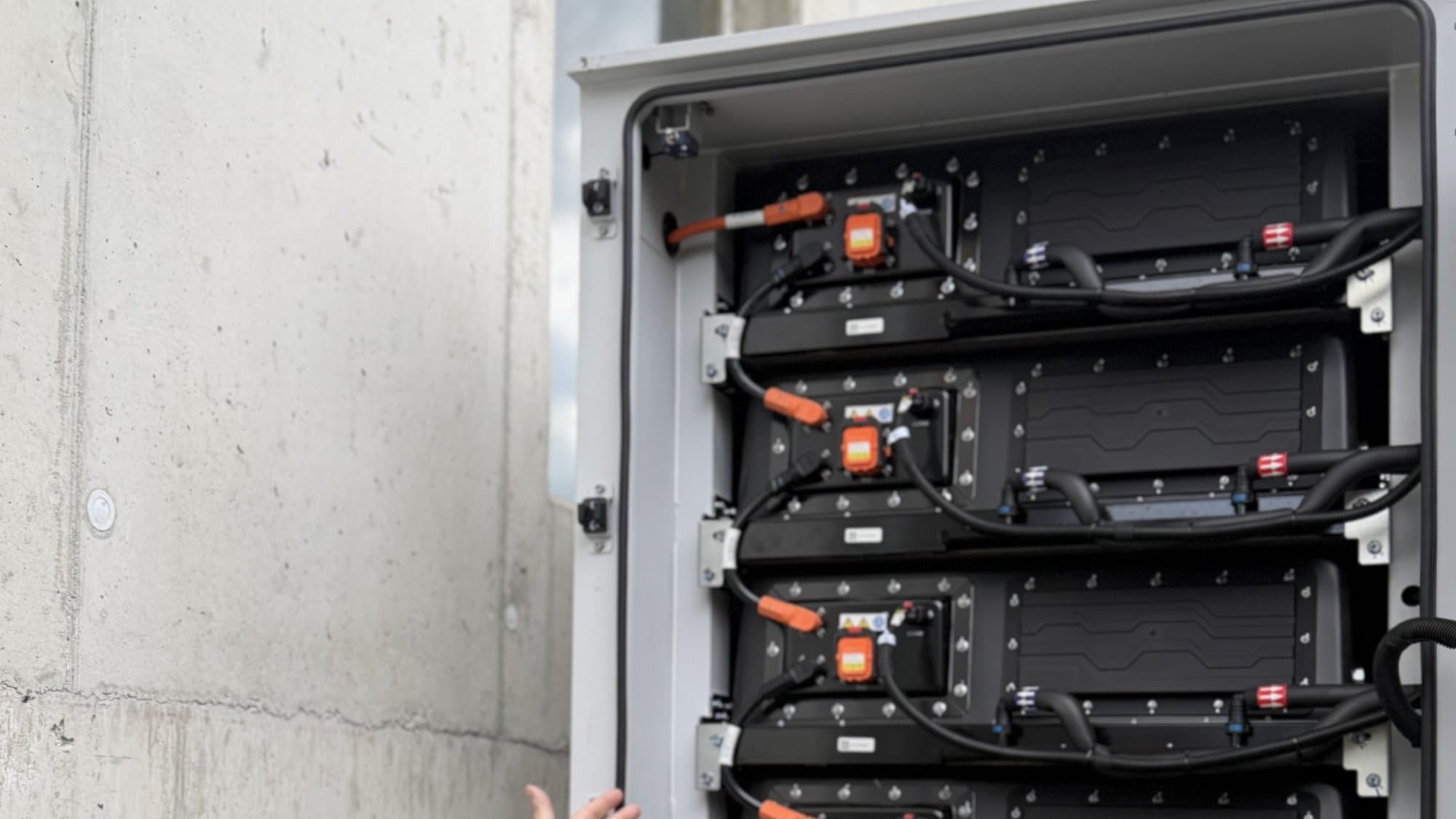 Batteriemodule im geöffneten Außenschrank eines Risen-Gewerbespeichers, installiert von e-lion Batteriemodule im geöffneten Außenschrank eines Risen-Gewerbespeichers, installiert von e-lion