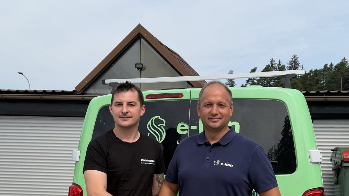 Emanuel Gschier (e-lion) und Gerald Fischer (Fischer Kälte & Solartechnik) besiegeln ihre Zusammenarbeit mit Handschlag Emanuel Gschier (e-lion) und Gerald Fischer (Fischer Kälte & Solartechnik) besiegeln ihre Zusammenarbeit mit Handschlag