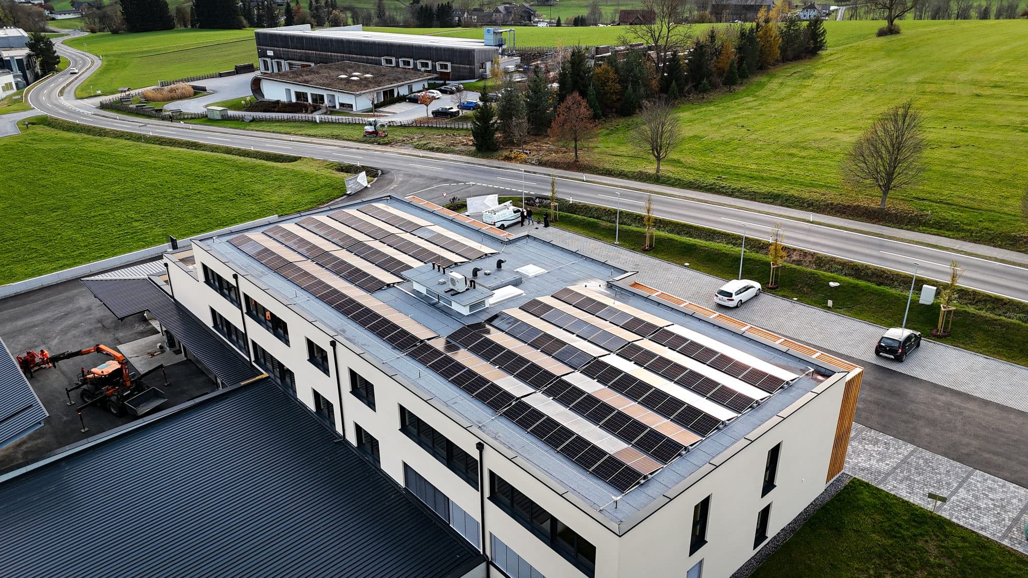 Photovoltaikanlage auf einem Firmendach aus der Vogelperspektive Photovoltaikanlage auf einem Firmendach aus der Vogelperspektive