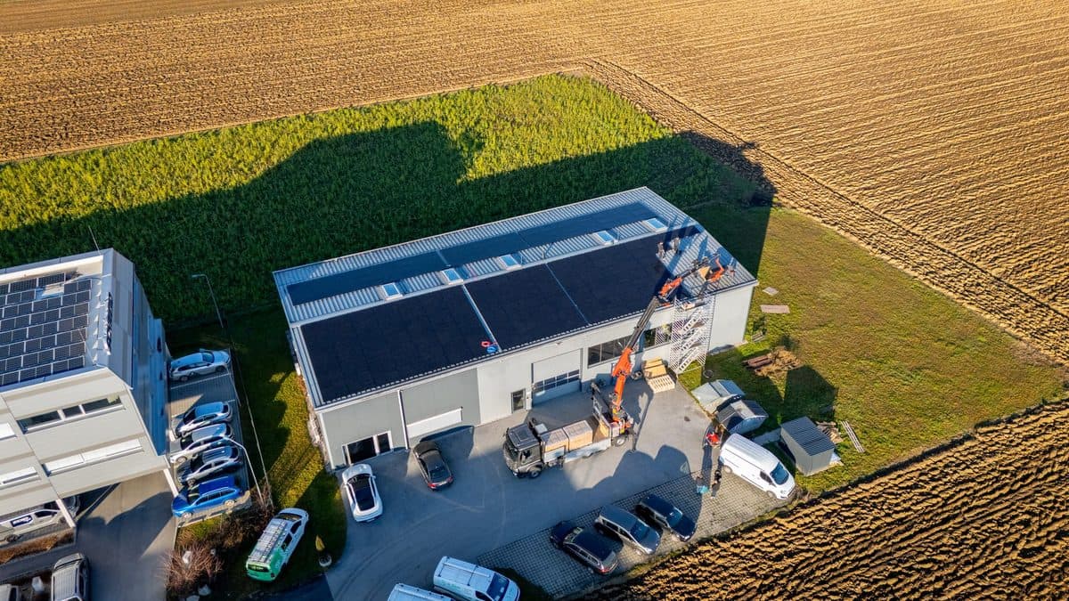 Luftaufnahme einer Photovoltaik-Montage auf einem Gewerbedach in der Steiermark Luftaufnahme einer Photovoltaik-Montage auf einem Gewerbedach in der Steiermark