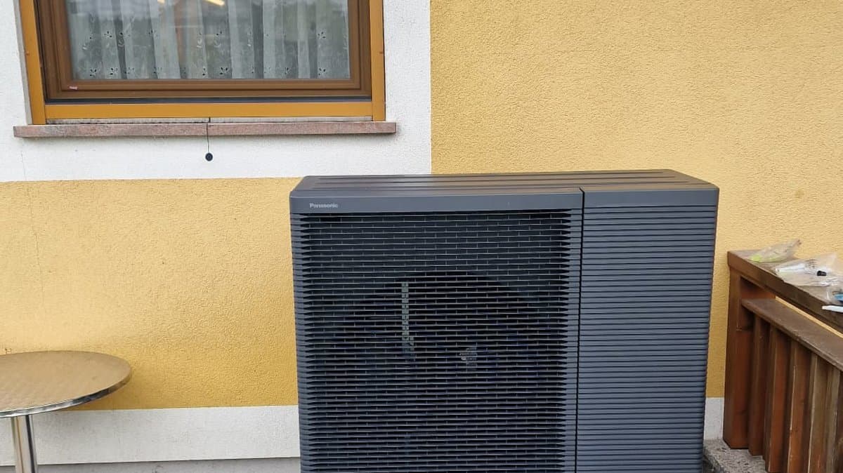 Installierte Panasonic Aquarea Luftwärmepumpe an einer Hauswand Installierte Panasonic Aquarea Luftwärmepumpe an einer Hauswand