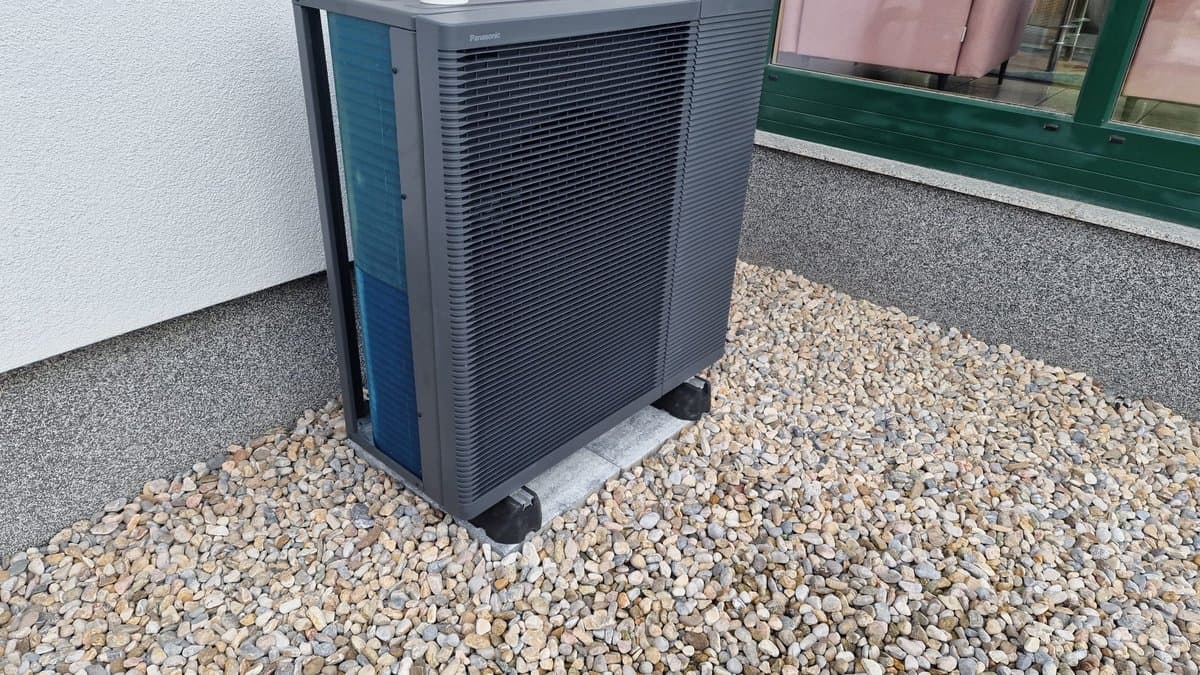 Installierte Panasonic Aquarea Luftwärmepumpe an einer Hauswand Installierte Panasonic Aquarea Luftwärmepumpe an einer Hauswand