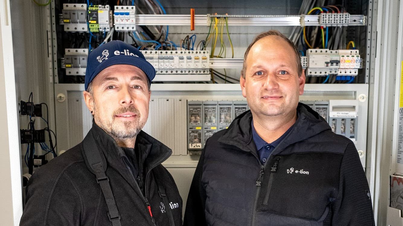 Zwei e-lion Techniker bei der Prüfung eines Schaltschranks Zwei e-lion Techniker bei der Prüfung eines Schaltschranks
