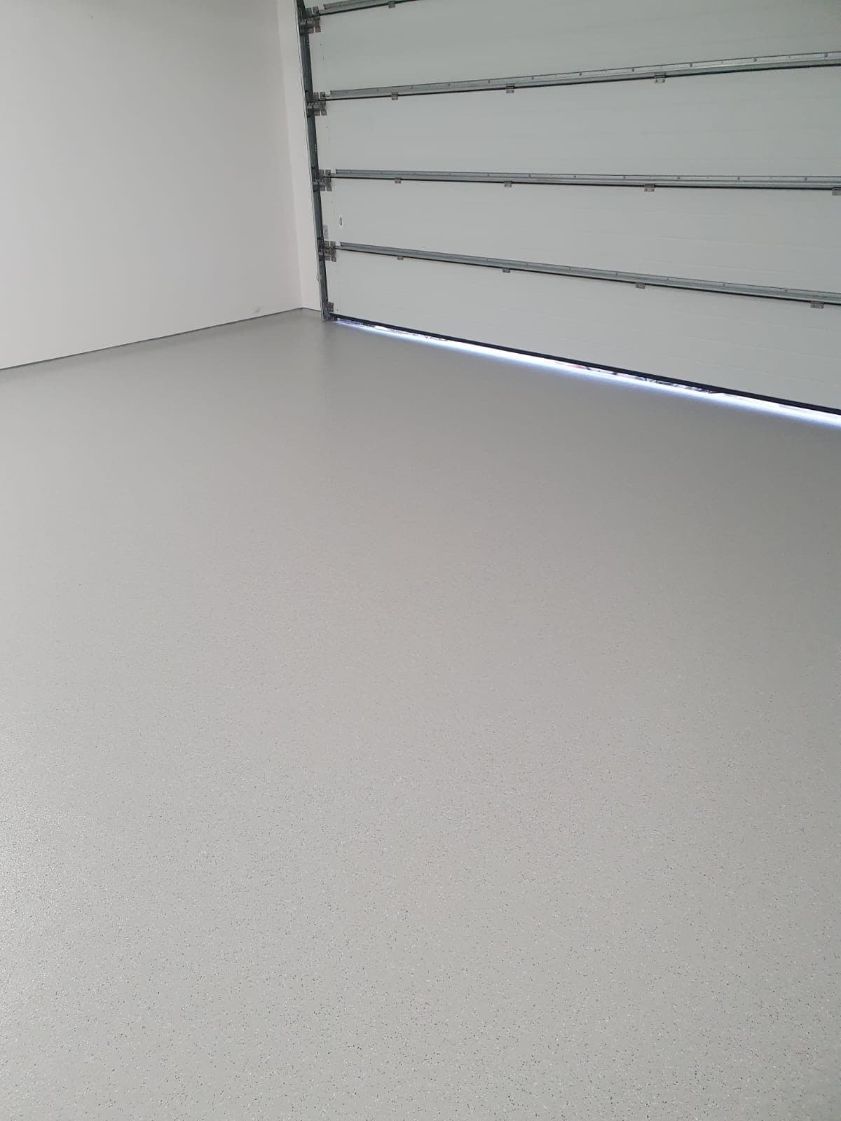 Grau beschichteter Garagenboden mit Quarzsand-Einstreuung Grau beschichteter Garagenboden mit Quarzsand-Einstreuung