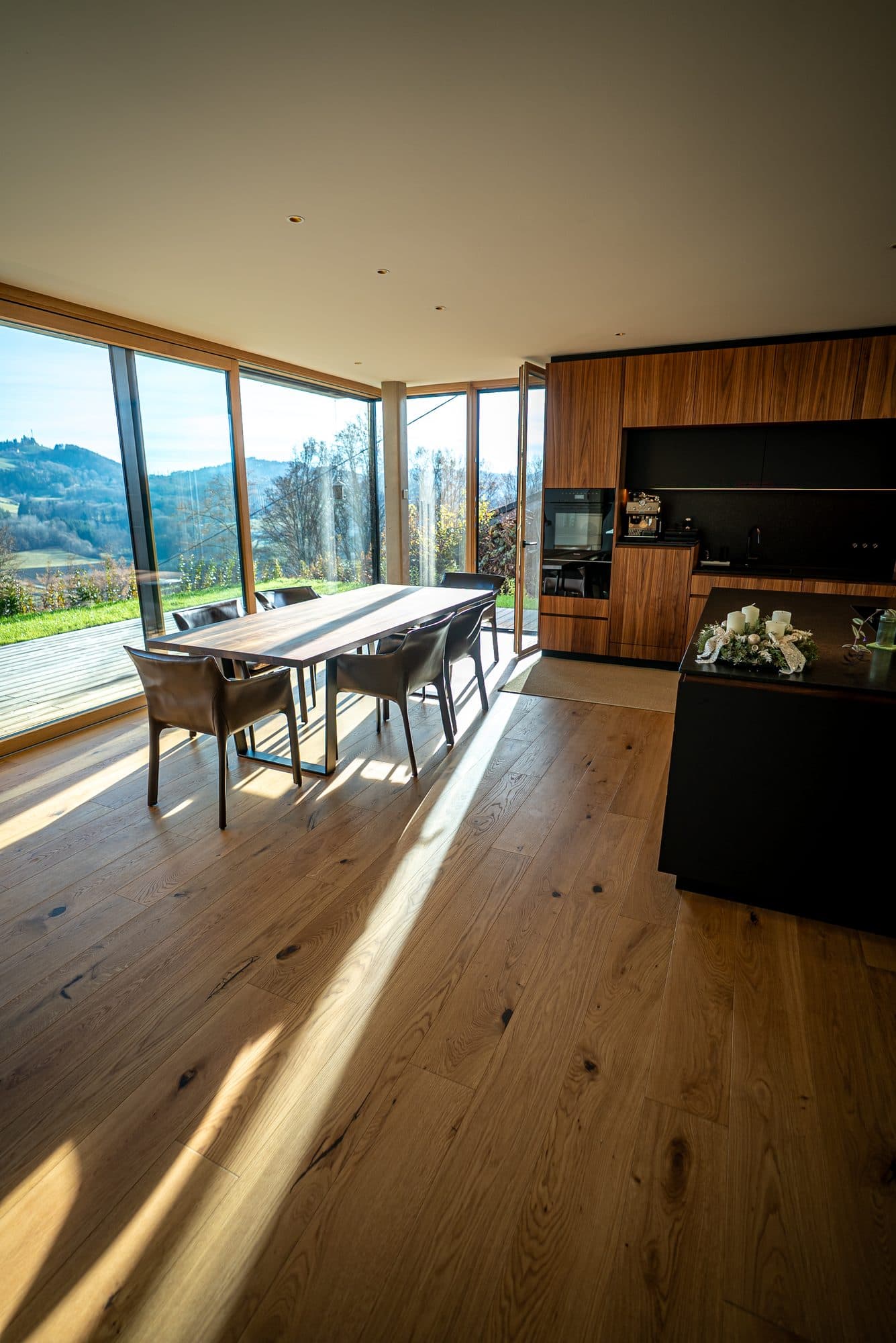 Modernes Wohnzimmer mit Eichenparkett und Panoramafenster Modernes Wohnzimmer mit Eichenparkett und Panoramafenster