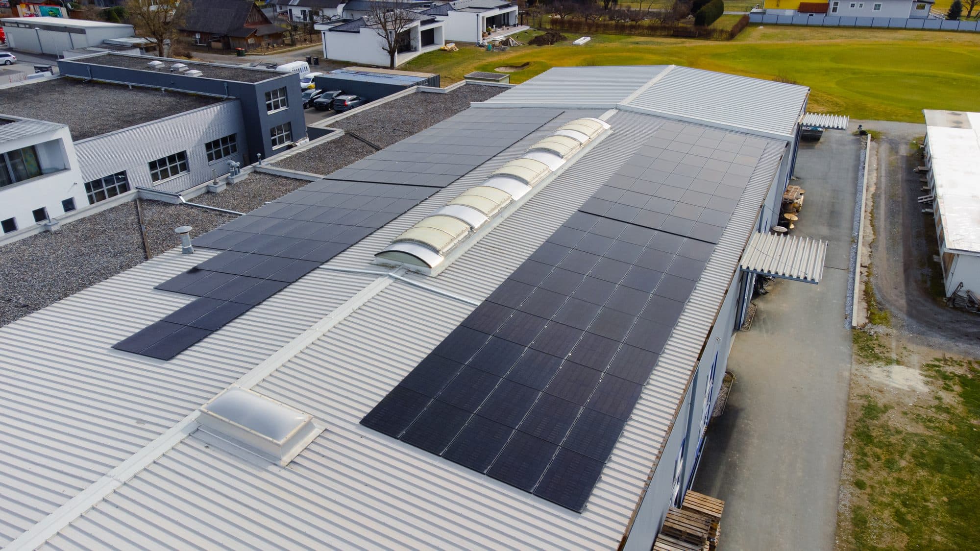 Techniker installiert Photovoltaik-Module auf einem Wohnhausdach Techniker installiert Photovoltaik-Module auf einem Wohnhausdach