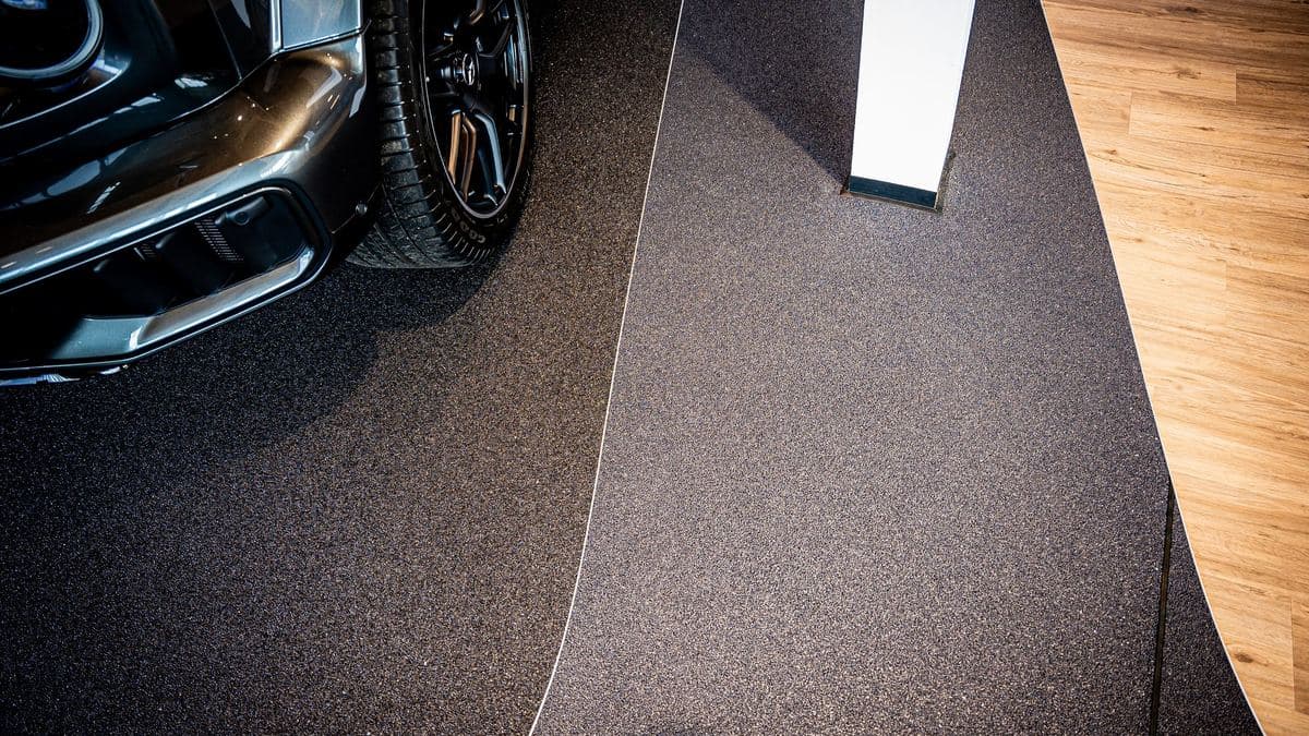 Hochwertige Steinteppich-Bodenbeschichtung im Showroom eines Autohauses Hochwertige Steinteppich-Bodenbeschichtung im Showroom eines Autohauses