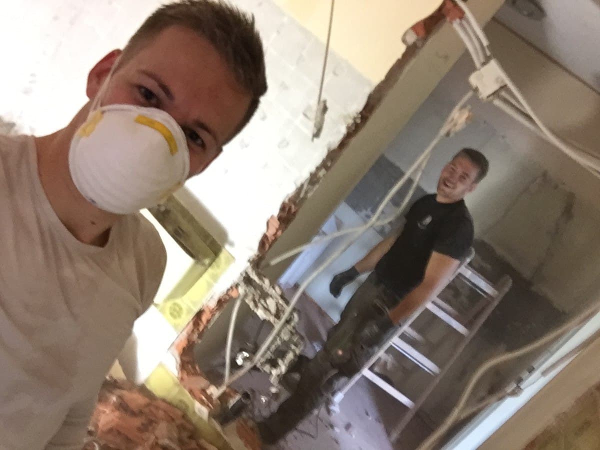 Daniel und Philipp Fuchs bei einer ihrer ersten Wohnungssanierungen