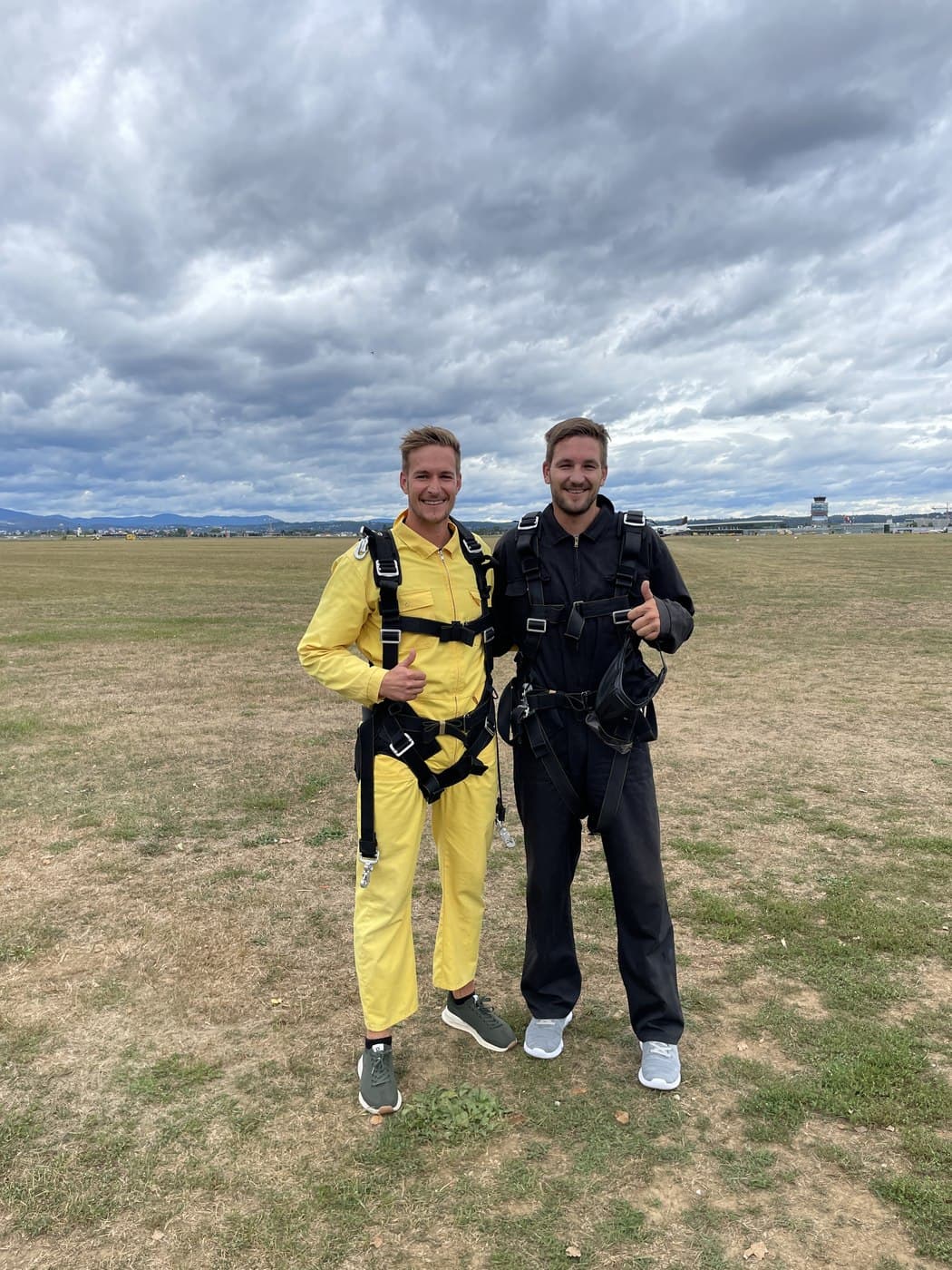 Daniel und Philipp Fuchs beim Fallschirmspringen