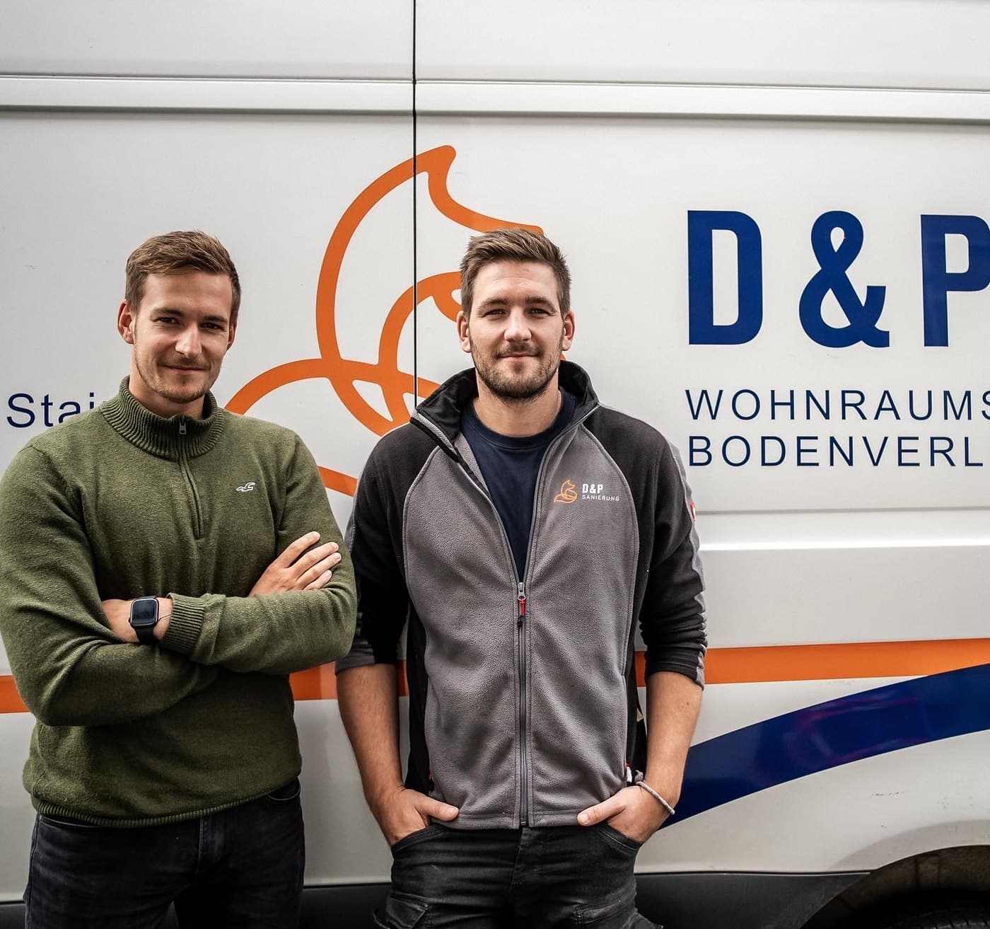 Daniel und Philipp Fuchs vor einem Firmenfahrzeug von D&P