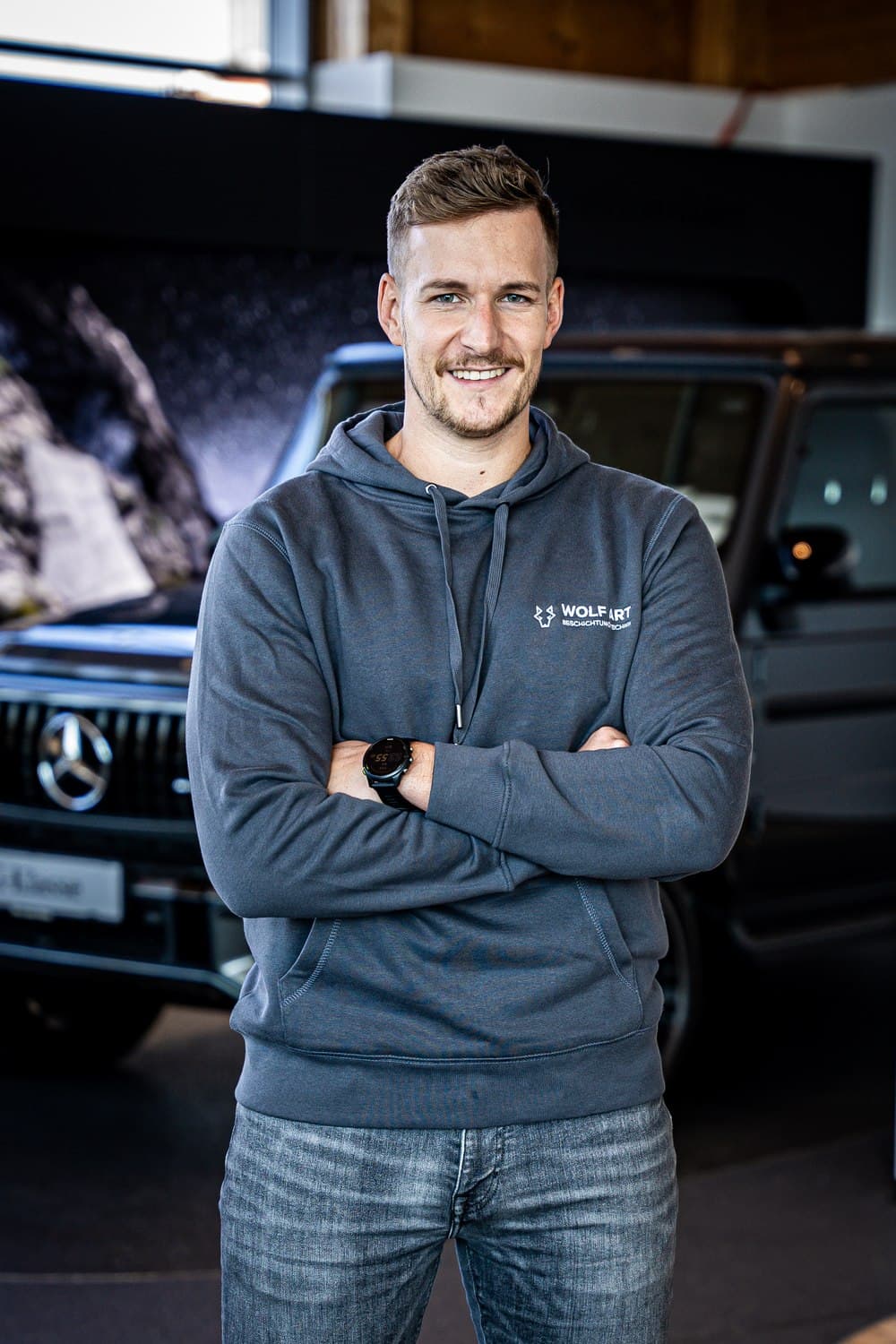 Philipp Fuchs im Wolf Art Hoodie im Autohaus Temmer