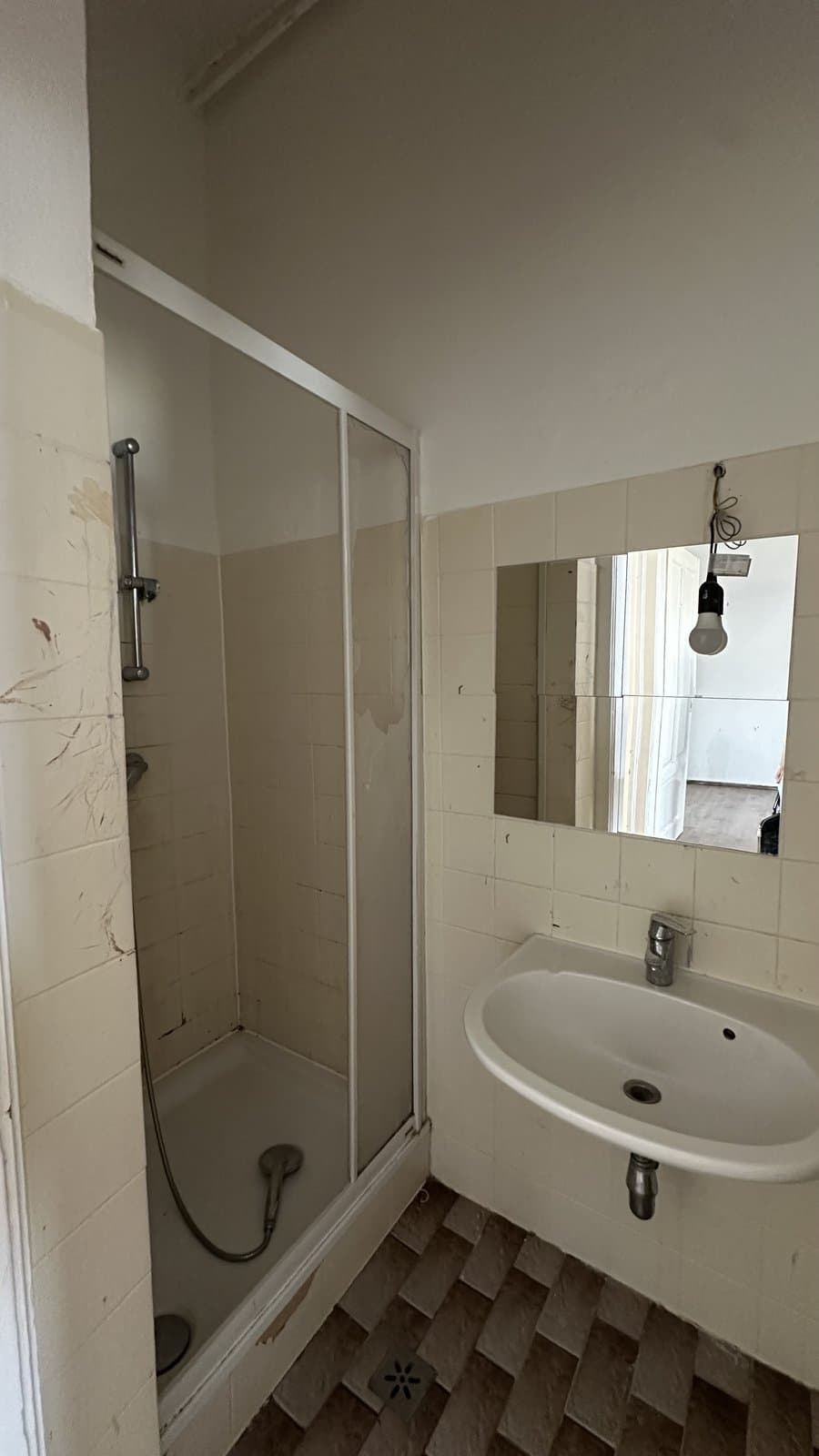 Sanierungsbedürftiges Badezimmer in einer angekauften Immobilie