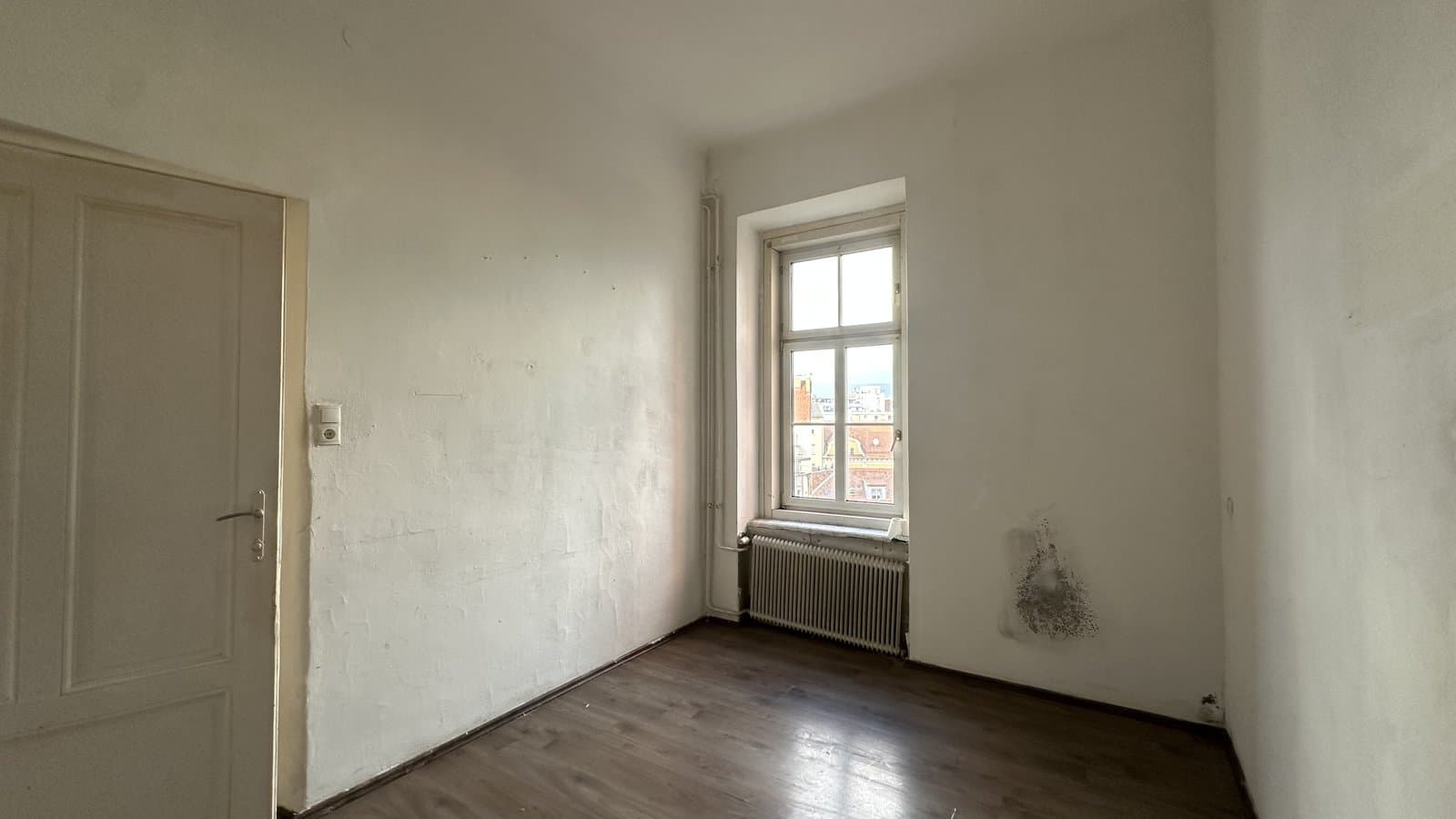 Sanierungsbedürftiges Zimmer mit Feuchtigkeitsschaden, wie wir es häufig ankaufen